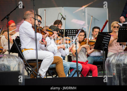 BONTIDA, Rumänien - 16. Juli 2017: Ungarische Oper Philharmonia von Cluj, die live auf elektrische Schlossfest. Symphonisches Orchester auf der Bühne Stockfoto