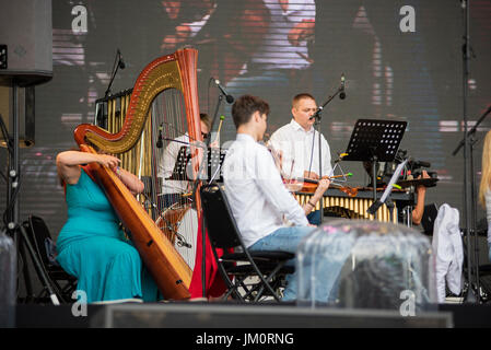 BONTIDA, Rumänien - 16. Juli 2017: Ungarische Oper Philharmonia von Cluj, die live auf elektrische Schlossfest. Symphonisches Orchester auf der Bühne Stockfoto