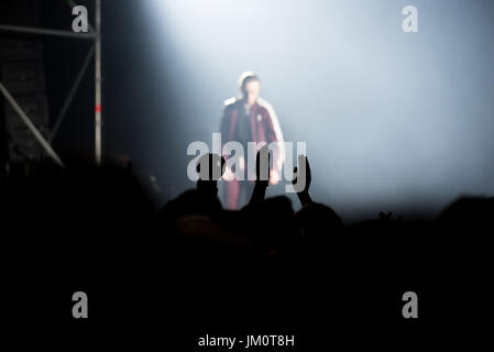 BONTIDA, Rumänien - 14. Juli 2017: Menschenmenge feiern während ein hip Hop Konzert von Tommy Cash bei elektrischen Schlossfest Stockfoto