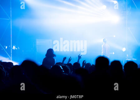 BONTIDA, Rumänien - 14. Juli 2017: Menschenmenge feiern während ein hip Hop Konzert von Tommy Cash bei elektrischen Schlossfest Stockfoto