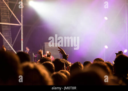 BONTIDA, Rumänien - 14. Juli 2017: Menschenmenge feiern während ein hip Hop Konzert von Tommy Cash bei elektrischen Schlossfest Stockfoto