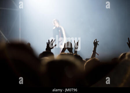 BONTIDA, Rumänien - 14. Juli 2017: Menschenmenge feiern während ein hip Hop Konzert von Tommy Cash bei elektrischen Schlossfest Stockfoto