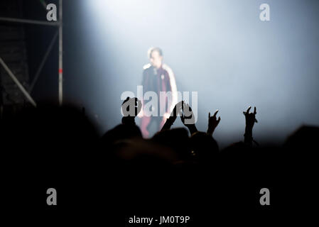 BONTIDA, Rumänien - 14. Juli 2017: Menschenmenge feiern während ein hip Hop Konzert von Tommy Cash bei elektrischen Schlossfest Stockfoto