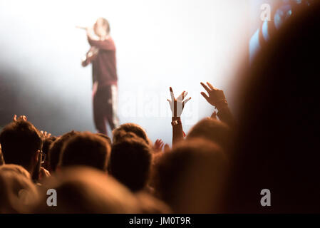 BONTIDA, Rumänien - 14. Juli 2017: Menschenmenge feiern während ein hip Hop Konzert von Tommy Cash bei elektrischen Schlossfest Stockfoto