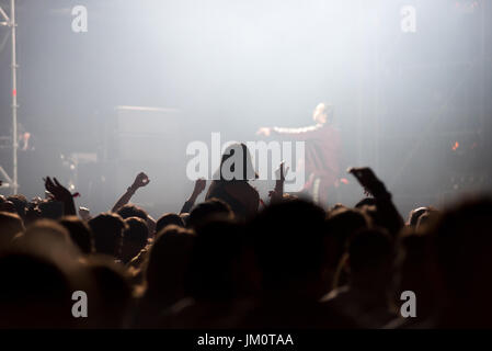 BONTIDA, Rumänien - 14. Juli 2017: Menschenmenge feiern während ein hip Hop Konzert von Tommy Cash bei elektrischen Schlossfest Stockfoto