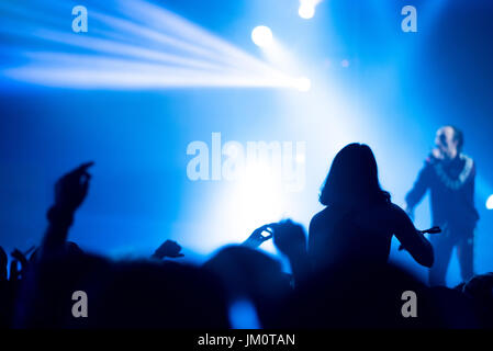 BONTIDA, Rumänien - 14. Juli 2017: Menschenmenge feiern während ein hip Hop Konzert von Tommy Cash bei elektrischen Schlossfest Stockfoto