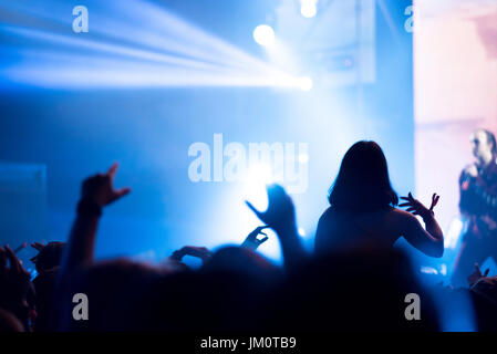 BONTIDA, Rumänien - 14. Juli 2017: Menschenmenge feiern während ein hip Hop Konzert von Tommy Cash bei elektrischen Schlossfest Stockfoto