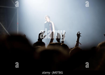 BONTIDA, Rumänien - 14. Juli 2017: Menschenmenge feiern während ein hip Hop Konzert von Tommy Cash bei elektrischen Schlossfest Stockfoto