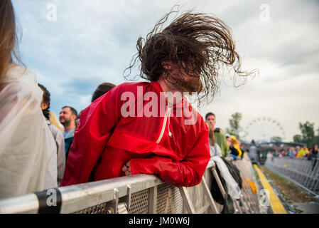 BONTIDA, Rumänien - 15. Juli 2017: Menge von Hardcore-Fans Headbangen während einer Architekten-Konzert im elektrischen Schlossfest Stockfoto