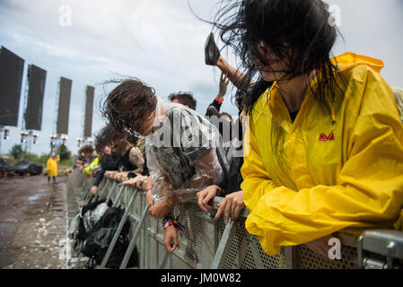 BONTIDA, Rumänien - 15. Juli 2017: Menge von Hardcore-Fans Headbangen während einer Architekten-Konzert im elektrischen Schlossfest Stockfoto