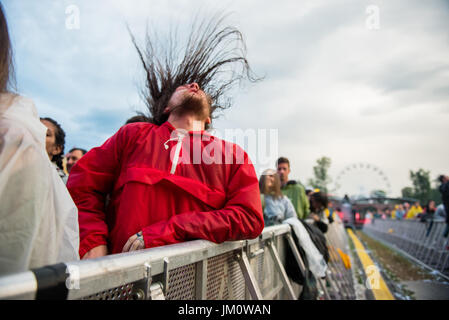 BONTIDA, Rumänien - 15. Juli 2017: Menge von Hardcore-Fans Headbangen während einer Architekten-Konzert im elektrischen Schlossfest Stockfoto