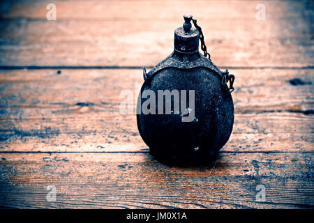 Vintage alte Armee-Flasche auf dem Holzboden Stockfoto