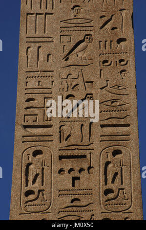 Italien. Rom. Piazza del Popolo. Flaminio Obelisk, ägyptischer Obelisk Ramses II von Heliopolis. Detail. Hieroglyphenschrift. Stockfoto