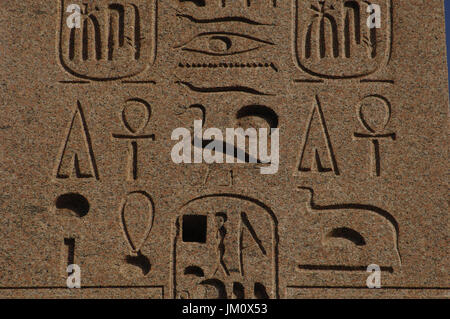 Italien. Rom. Piazza del Popolo. Flaminio Obelisk, ägyptischer Obelisk Ramses II von Heliopolis. Detail. Hieroglyphenschrift. Stockfoto