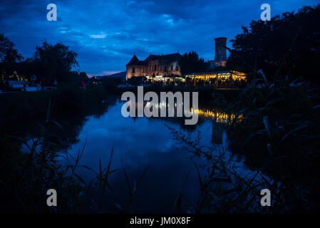 BONTIDA, Rumänien - 15. Juli 2017: The Banffy Schloss Bontida ist der Ort wo Elektro Musik Schlossfestspiele jährlich statt Stockfoto