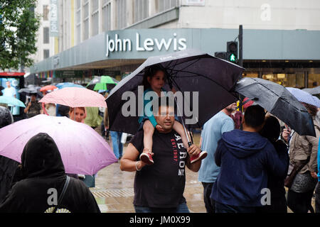 PIX zeigt: nasse Sommer in London. Regen geschlagene Shopper in der Oxford Street in der Nähe von John Lewis Shop.     Bild von Gavin Rodgers/Pixel 8000 Ltd Stockfoto