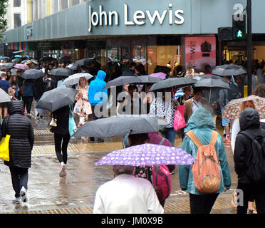 PIX zeigt: nasse Sommer in London. Regen geschlagene Shopper in der Oxford Street in der Nähe von John Lewis Shop.     Bild von Gavin Rodgers/Pixel 8000 Ltd Stockfoto