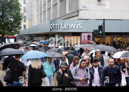 PIX zeigt: nasse Sommer in London. Regen geschlagene Shopper in der Oxford Street in der Nähe von John Lewis Shop.     Bild von Gavin Rodgers/Pixel 8000 Ltd Stockfoto