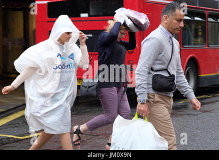 PIX zeigt: nasse Sommer in London. Regen geschlagene Shopper in der Oxford Street in der Nähe von John Lewis Shop.     Bild von Gavin Rodgers/Pixel 8000 Ltd Stockfoto