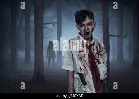 Beängstigend zwei asiatischen Zombies mit verwundeten Gesicht auf den Wald bei Nacht Stockfoto