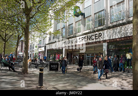 Einkaufen von Menschen und Eintritt zum M&S Marks & Spencer Shop Parliament Street York North Yorkshire England Großbritannien GB Großbritannien Stockfoto