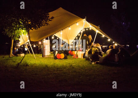 BONTIDA, Rumänien - 13. Juli 2017: Menschen entspannen in der Nacht in einem Zelt von Mastercard während der elektrischen Schlossfest gebaut Stockfoto