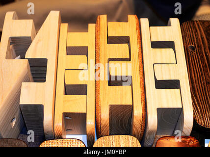 Holzsohlen für Geta--japanische Sandalen--warten auf einen Handwerker um die Riemen zu befestigen. Stockfoto