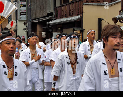 KYOTO, JAPAN - 24. Juli 2017: Eine Gruppe von Männern Parade auf einer Straße in Kyoto, Japan, schreien und singen, als Teil des Gion Festival. Stockfoto