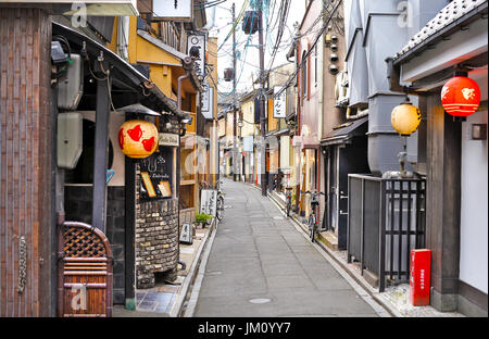 KYOTO, JAPAN - 24. Juli 2017: Lebhaft Street, Kyoto, Japan, während ein heißer, schwüler Tag leer liegen. Stockfoto