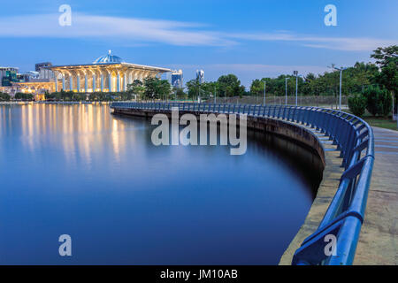 Dämmerung in der Eisen-Moschee in Putrajaya, Malaysia. Stockfoto