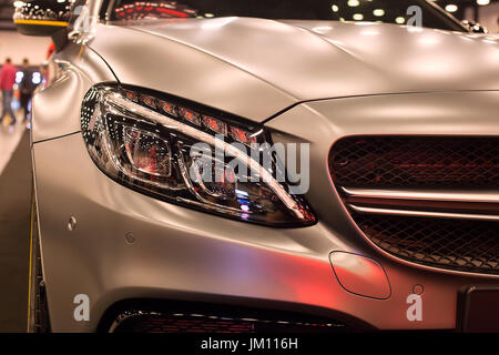 Sankt-PETERSBURG, Russland-JULE 23, 2017: Vorderansicht des Mersedes-Benz AMG auf Royal Auto Show. Nahaufnahme von Motorhaube und Kühlergrill mit Scheinwerfer Stockfoto