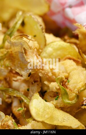 Fish And Chips mit kariertem Papier. Stockfoto
