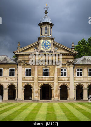 Cambridge - der Uhrturm und vor Gericht am Emmanuel College, Teil der Universität von Cambridge, Großbritannien. Die Schule wurde im Jahre 1584 gegründet. Bogen: Wren Stockfoto