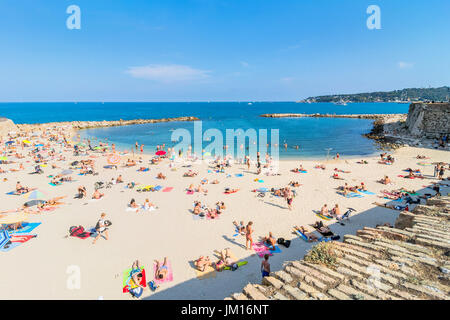 Antibes, Frankreich - Juli 01, 2016: Menschen Sonnenbaden am Plage de La Gravette in Antibes. Stockfoto