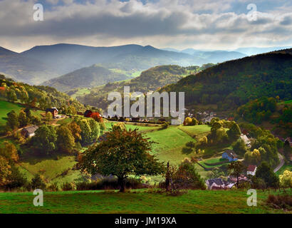Ein Herbst Blick auf die Vogesen in der Nähe von Freland, Elsass, Frankreich Stockfoto