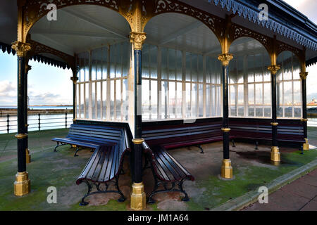 Viktorianische Unterkunft an der Küste entlang der neuen Promenade in Brighton, England Stockfoto