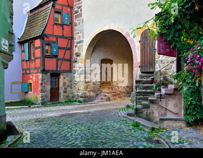 Eine ruhige Ecke in der mittelalterlichen Stadt Turckheim, Elsass, Frankreich Stockfoto