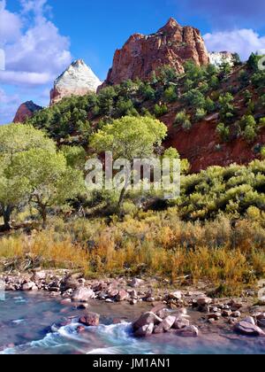 Ein Blick auf die bergige Landschaft des Zion National Park, Utah, USA im Herbst Saison Stockfoto