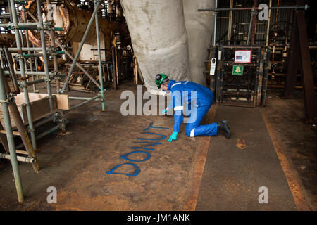 Die Arbeiter auf der BP Miller rig, Öl und Gas in der Nordsee, wie Petrofac als Pflicht Inhaber - stillegung Projekt Credit: LEE RAMSDEN/ALAMY Stockfoto