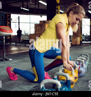 Kettlebell Club. Mädchen ist immer bereit, eine Training mit Gewichten zu tun, drücken Sie lange Zyklus Stockfoto