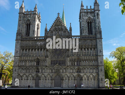 Nidaros Kathedrale (Nidarosdomen / Nidaros Domkirke) verzierten Westfassade (Nidarosdomens Vestfront) der lutherischen Kirche. Trondheim Sør-Trøndelag, Norwegen Stockfoto