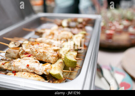 Reichhaltiges Frühstücksbuffet im Hotel oder Gastronomie. Gegrilltes Huhn auf Bambus-Spieße, Nahaufnahme, geringe Schärfentiefe Stockfoto