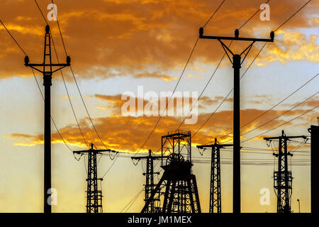 Schachtturm der ehemaligen Uranmine Dolni Rozinka, Tschechische Republik, Skyline des Sonnenuntergangs in Europa Stockfoto