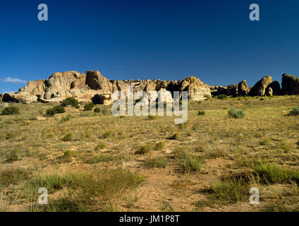 Acoma Pueblo, Zuschüsse, New Mexico, USA; Gesamtansicht vom Tal zum Pueblo Mesa obendrauf. In der Nähe von Besucherzentrum entnommen? Stockfoto