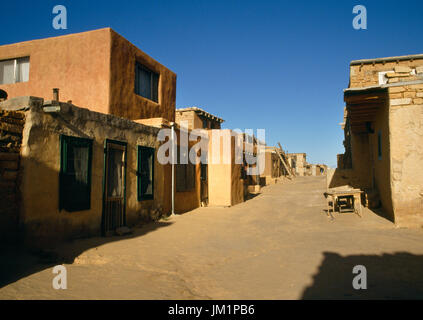 Acoma Pueblo, Zuschüsse, New Mexico, USA; Straße von Lehmhäusern, Blick nach Osten in Richtung Plaza. Stockfoto