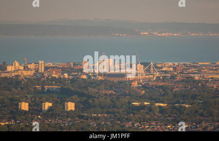 Überblick über die Stadt Cardiff, einschließlich das Fürstentum Stadion bei Sonnenuntergang mit den Bristol Channel und Somersetshire im Hintergrund. Stockfoto