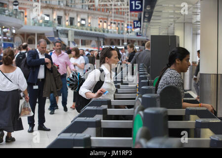 Bahn-Pendler an der Waterloo Station, durchqueren Sie Tausende von Bahnreisenden verkehrsreichsten Bahnhof Großbritanniens während der Hauptverkehrszeit, Zentral-London, UK Stockfoto