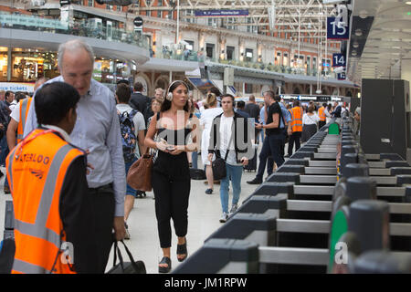 Bahn-Pendler an der Waterloo Station, durchqueren Sie Tausende von Bahnreisenden verkehrsreichsten Bahnhof Großbritanniens während der Hauptverkehrszeit, Zentral-London, UK Stockfoto