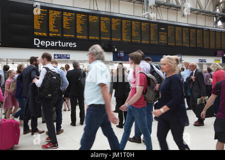 Bahn-Pendler an der Waterloo Station, durchqueren Sie Tausende von Bahnreisenden verkehrsreichsten Bahnhof Großbritanniens während der Hauptverkehrszeit, Zentral-London, UK Stockfoto