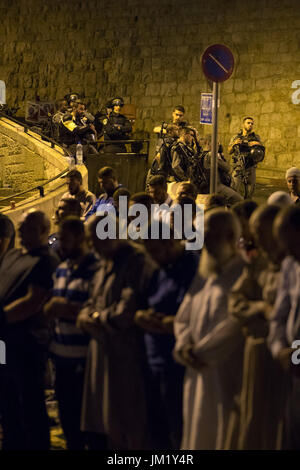 (170725)--JERUSALEM, 25. Juli 2017 (Xinhua)--Menschen beten außerhalb des Löwen Tor der Altstadt von Jerusalem, 25. Juli 2017. Israels Sicherheit Kabinett hat beschlossen, Metalldetektoren vom Eingang auf die heilige Stätte in Jerusalem zu entfernen, die bekannt ist als das edle Heiligtum für Muslime und Tempelberg für Juden und Sicherheit ergreifen basierende auf fortschrittliche Technologien Maßnahmen ("smart Kontrollen") statt, laut Aussage vom Amt des Premierministers am Dienstagmorgen ausgestellt. (Xinhua/Guo Yu) (Zjy) Stockfoto